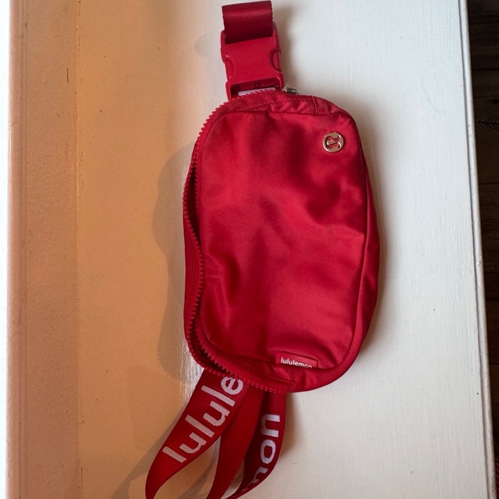 Lululemon employee fanny pack